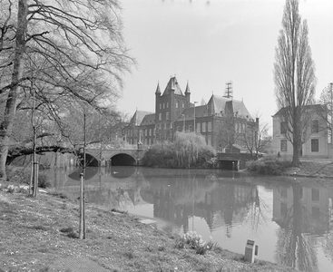 882289 Gezicht over de Stadsbuitengracht op het Verpleeghuis St. Hiëronymus (Maliesingel 77) te Utrecht, met links de ...